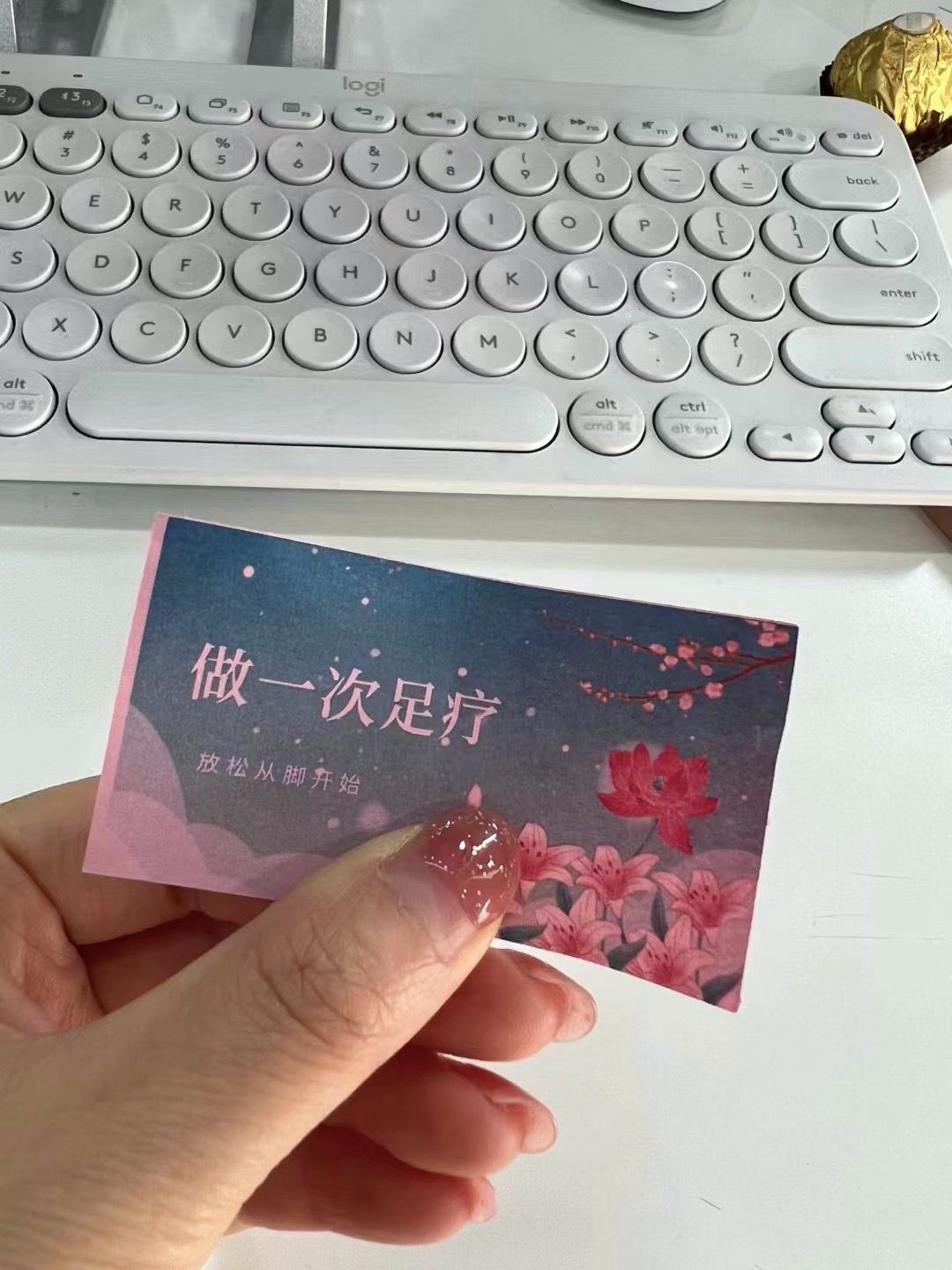 妇女节众多女性晒礼物：有鲜花、足疗券，更有保安戴明星面具送花