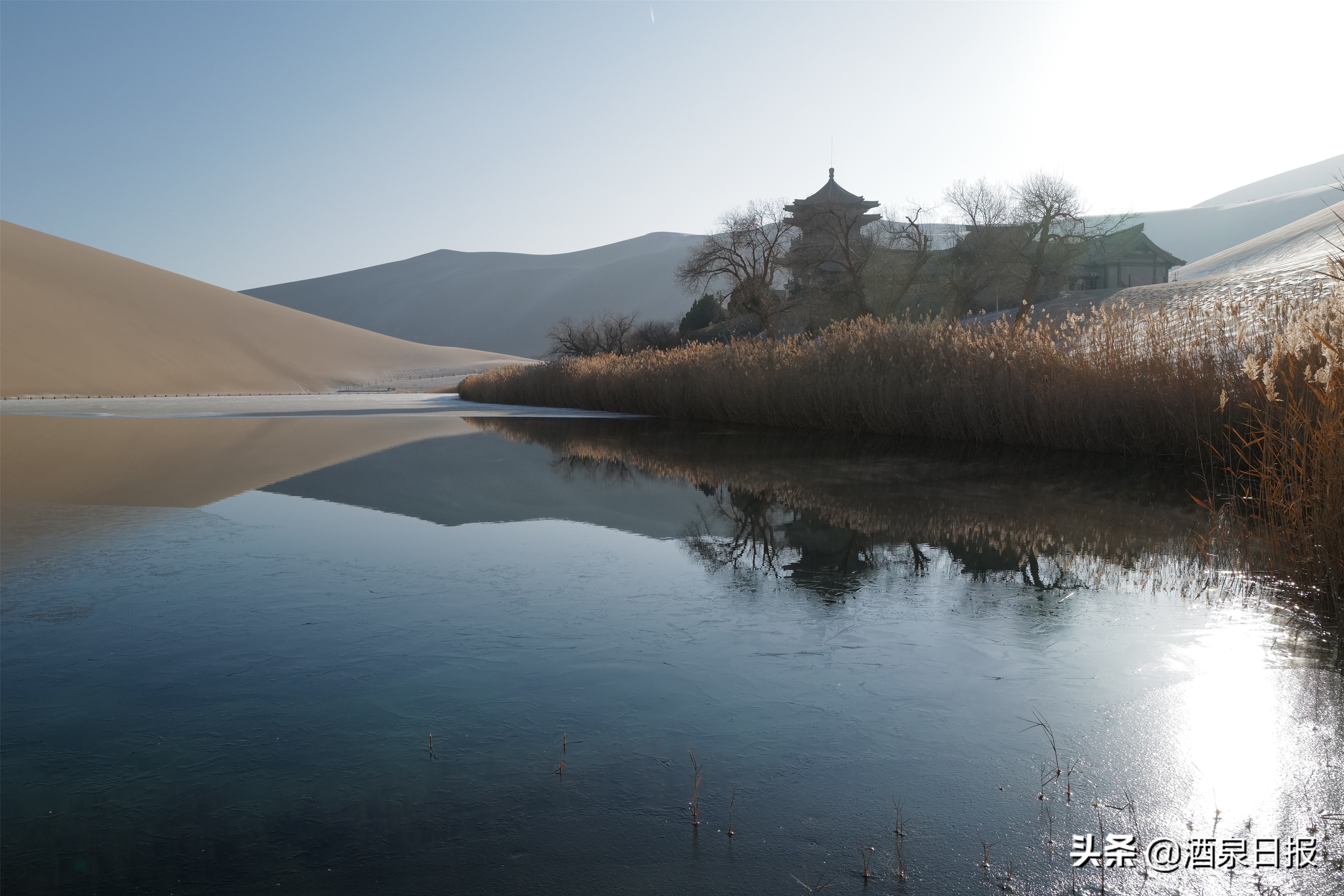 雪落敦煌寂静无声 大漠山泉如诗如画