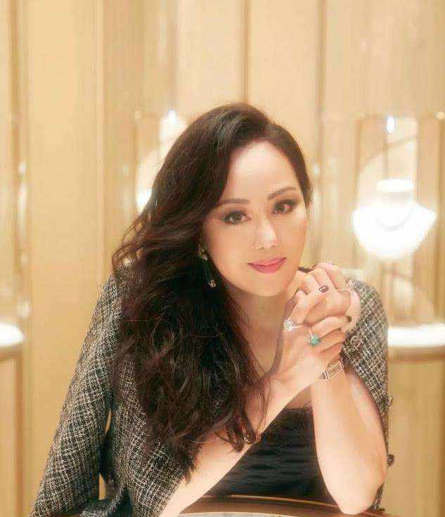 微胖女人穿衣还得看章小蕙，近60岁身材珠圆玉润，依旧美艳显贵