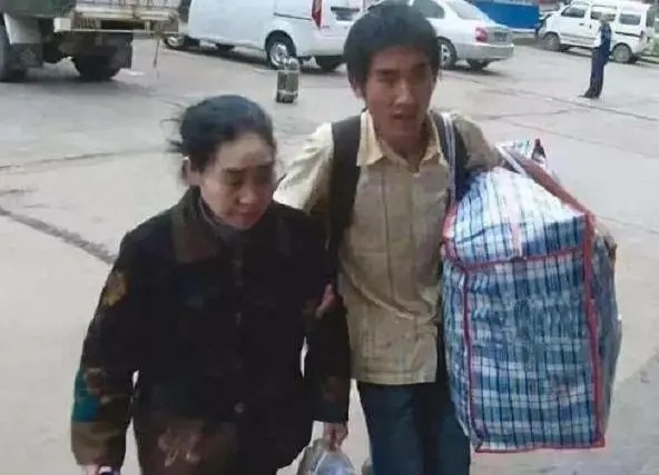 14年前他背“疯娘”求学，拒绝55万年薪，如今改变千名学子命运