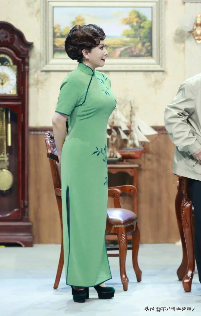 60岁的蔡明穿旗袍的照片,完美展现了她苗条的四肢,幼细的腰身和傲人的