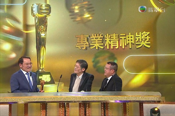 TVB颁奖礼上演宫斗，钟嘉欣痛失视后输给林夏薇是因为站错队？