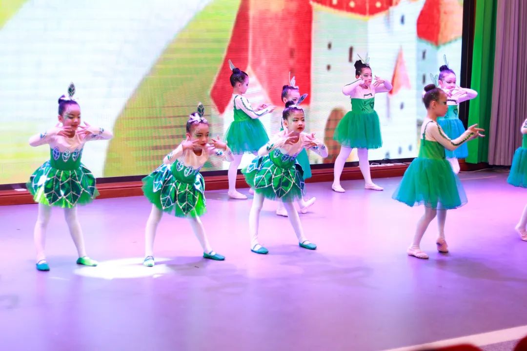 天府新区华阳实验小学举行“童星耀五月·艺术绽花开”群舞比赛