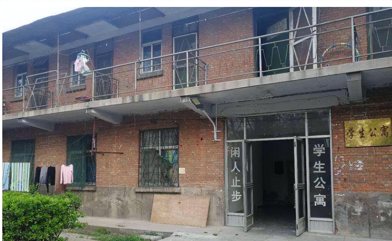 国内最寒酸的大学宿舍排名火了，环境堪比荒野求生，越看越扎心