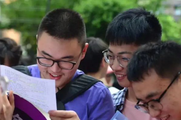 儿子立志要考清华北大，妈妈却在一旁无情嘲讽：你能考上猪都上树