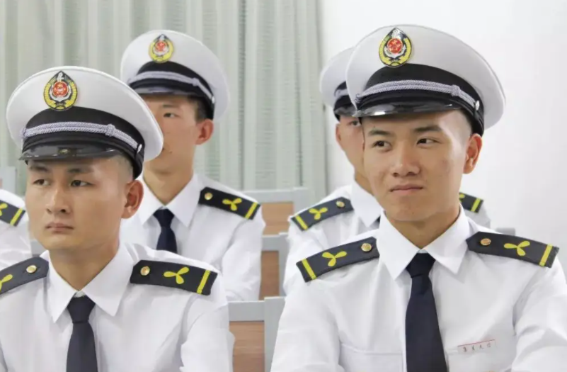 “近视眼”尽量别报的大学专业，对视力要求较高，成绩好也是徒劳