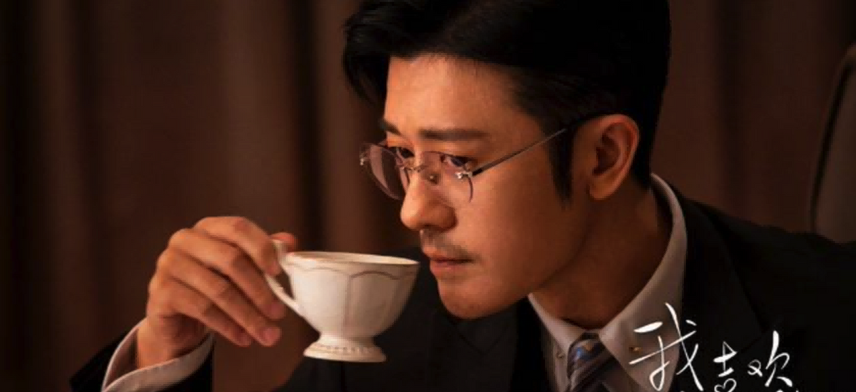 同样是“眼镜造型”，把肖战王一博和吴启华放一起，差距就出来了