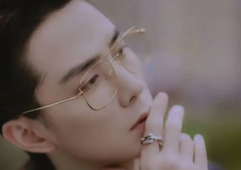 同样是“眼镜造型”，把肖战王一博和吴启华放一起，差距就出来了