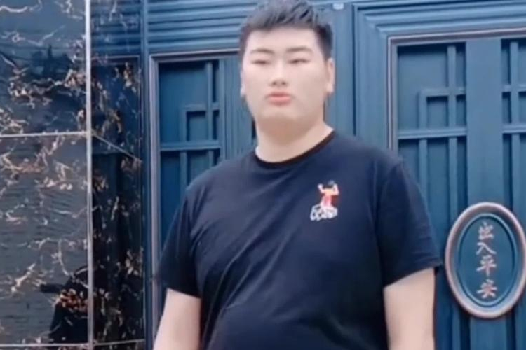 大衣哥前脚给陈萌买首饰，后脚卖废品换馒头，直言：能吃好几天