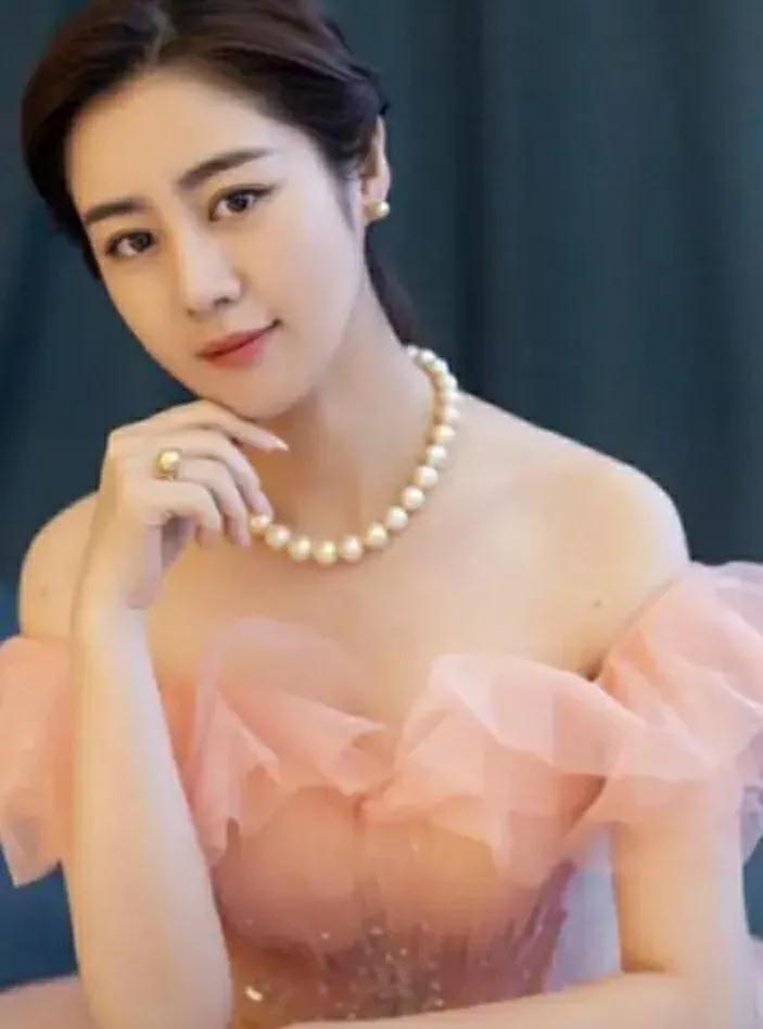 “王小萌”退出本山传媒，喊话赵本山不惧违约，不服去告