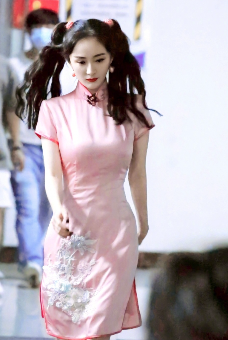 互联网美女真的太多了！杨幂身材大杀四方，赵今麦长大了这么美？