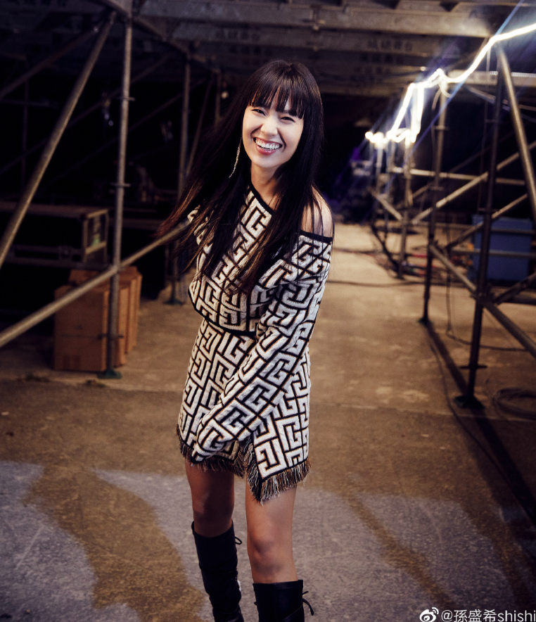 这是颁奖还是开业？金曲奖艺人造型齐翻车，现场变成乡村大舞台？