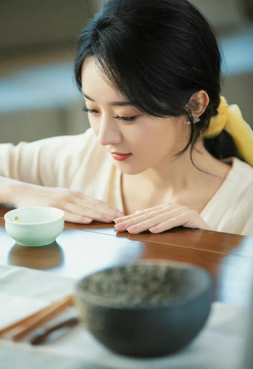 赵丽颖越来越温柔了！变得成熟知性了，努力的人在哪都会被看到