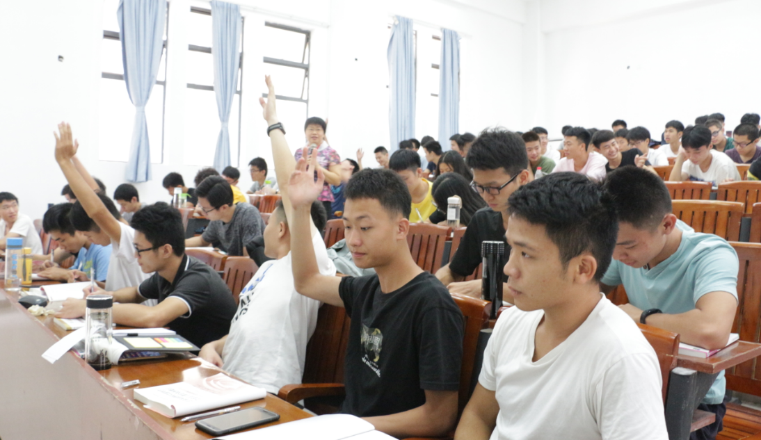 期末的大学课堂上，学生们积极举手“抢学分”，网友直呼太真实