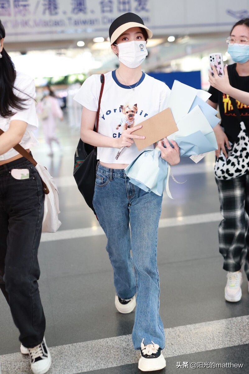 街拍：张雪迎白色卡通露脐T恤+阔腿牛仔裤休闲时髦