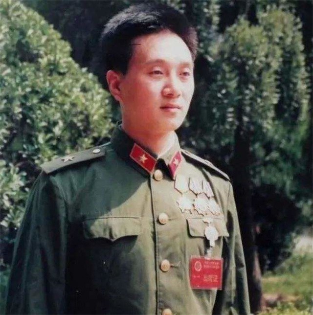 1979年，刚入伍52天的新兵就获一等功，后来升至什么军衔？