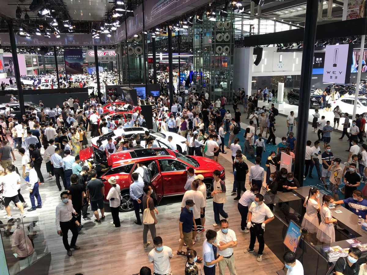 比亞迪人頭涌涌，坦克大定1.5萬，自主品牌：是時候叫板合資了