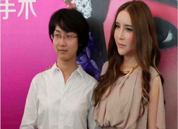 17年前，浙江19岁男孩背着母亲上大学，29岁不顾反对变性为女人