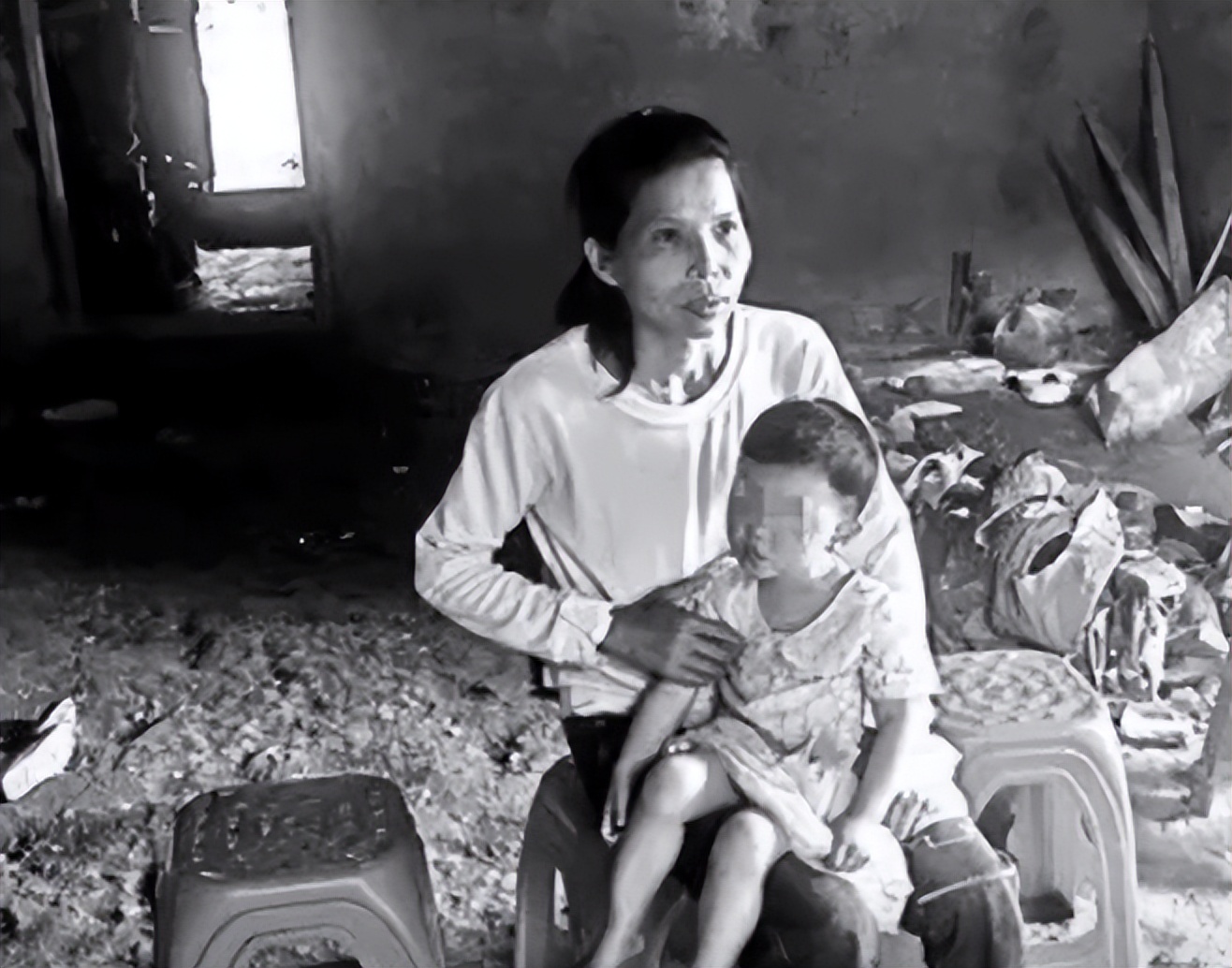 女学霸712分考入人大，毕业后嫁入农村生育六个孩子，靠低保度日