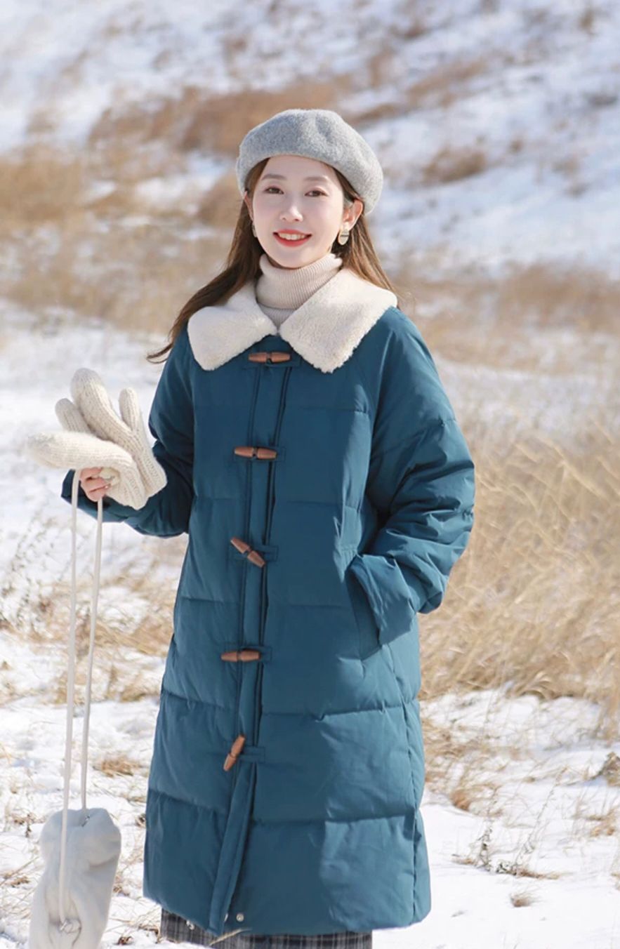 奔四女人想保持“少女感”，学37岁博主穿牛角扣外套，搭半裙好美