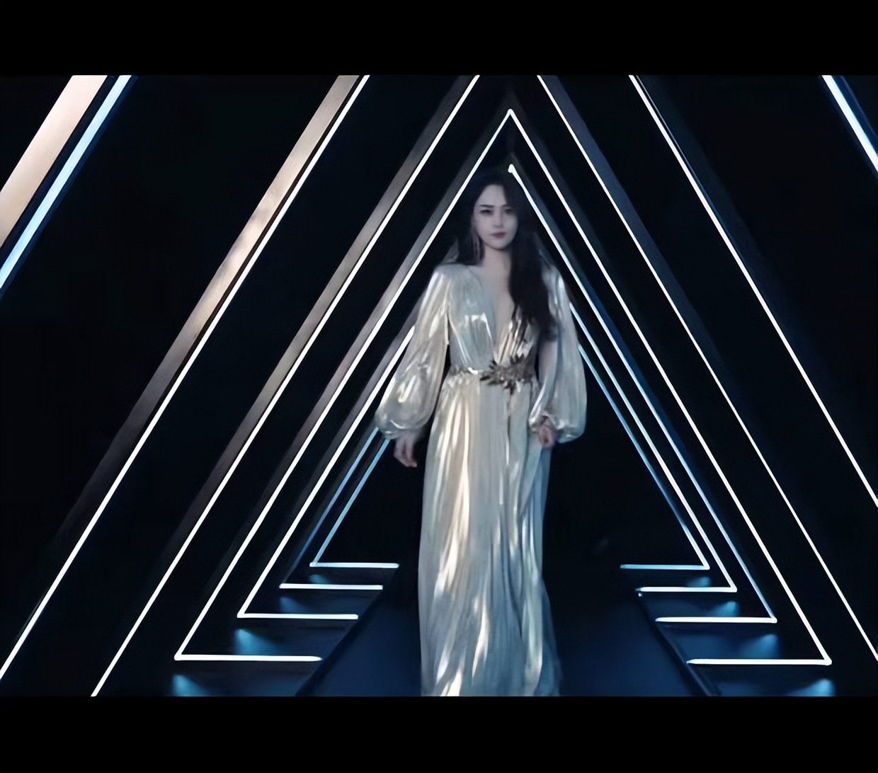 《浪姐3》未来感视频 王心凌发型减龄阿娇长裙绰约