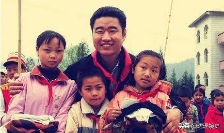 2005年，歌手丛飞因胃癌住院，资助的学生站在床头要钱