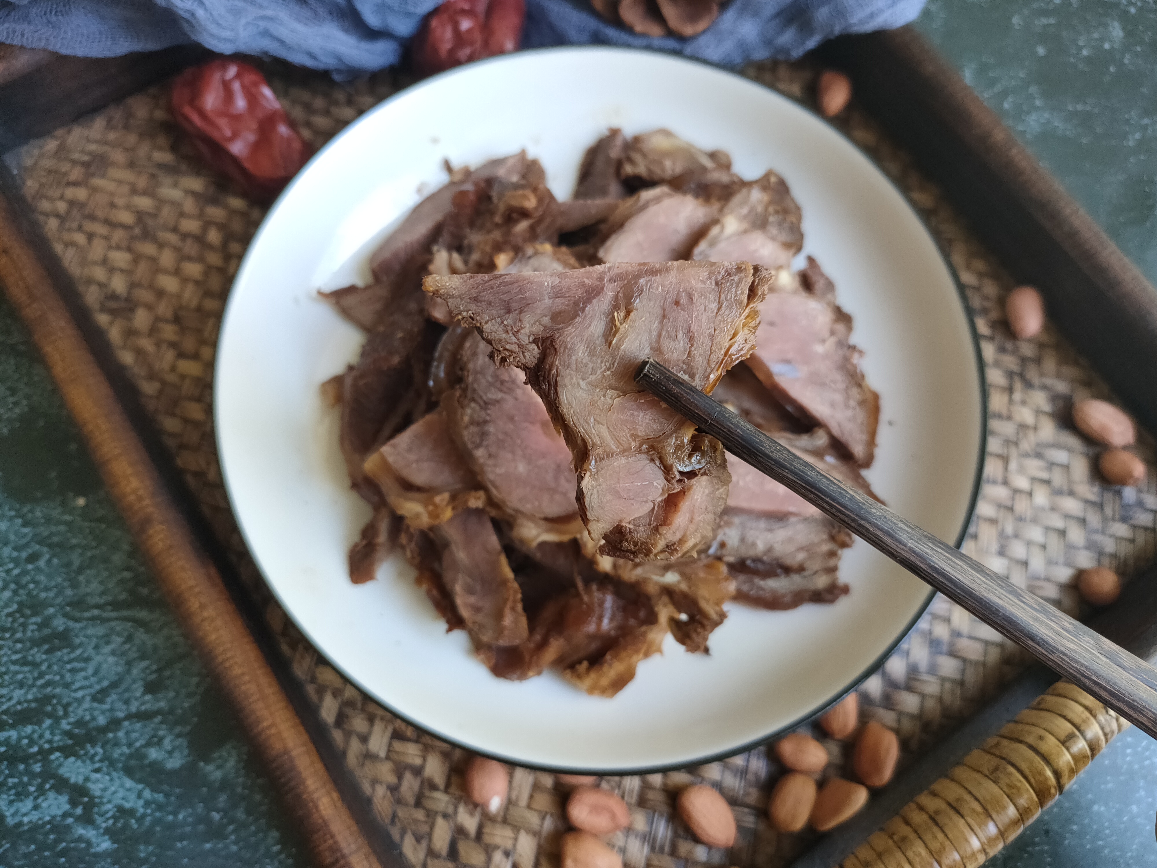 过年做酱牛肉，记住“2炒2泡”的技巧，酱香浓郁、紧实入味不散花
