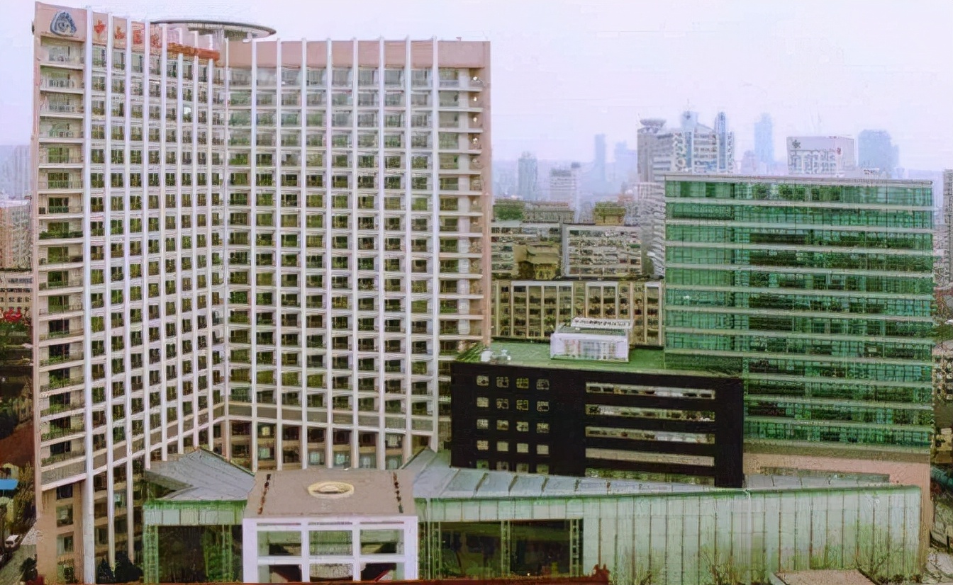 2005年“背母上学”的男孩，29岁时变性为刘婷，当选国际选美女郎