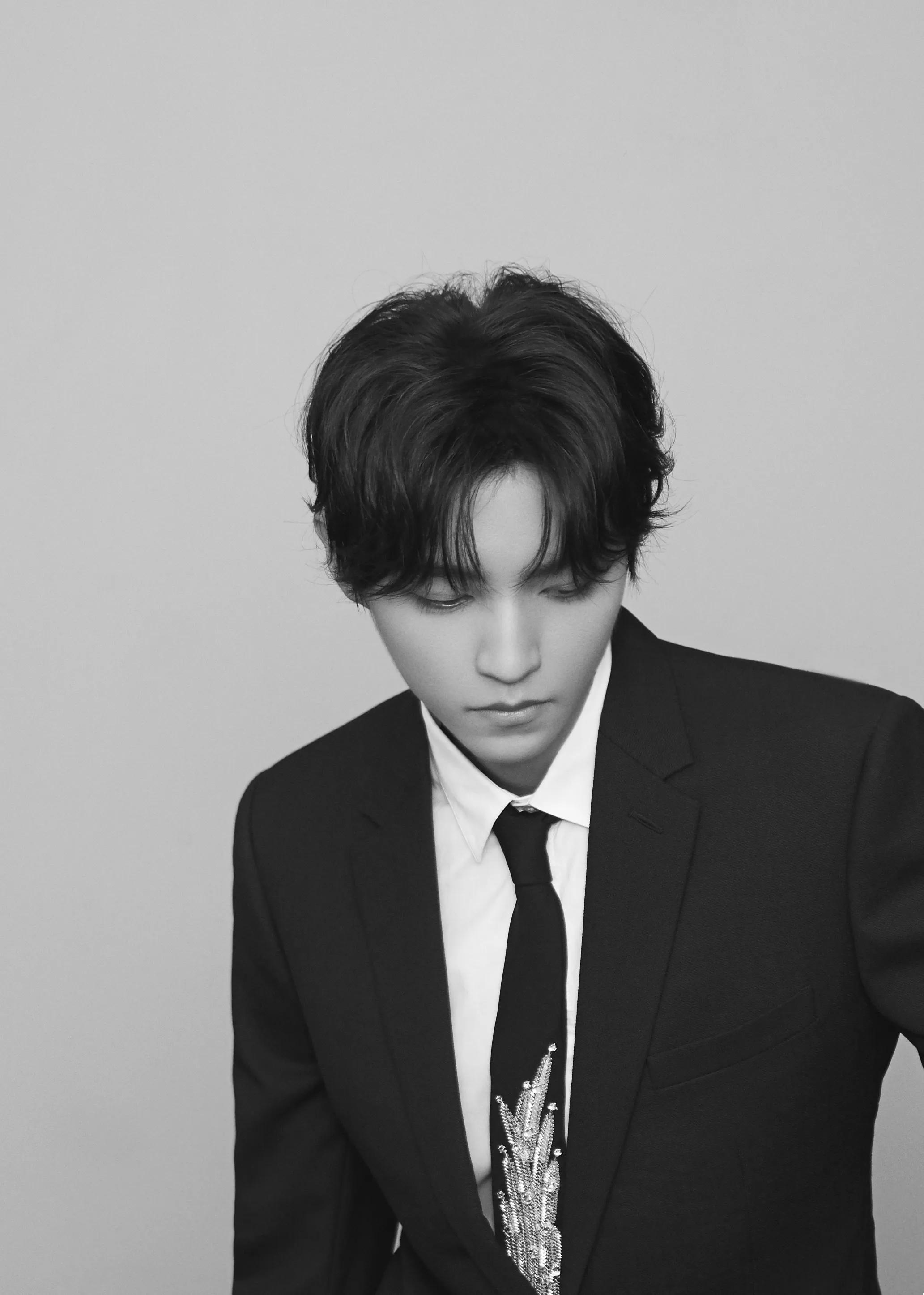 王俊凯刺绣工艺装点黑色西装