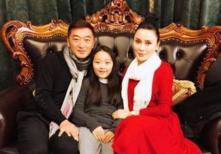 邵峰夫妇暂居加拿大！滑雪参加派对生活滋润，16岁女儿在当地出生