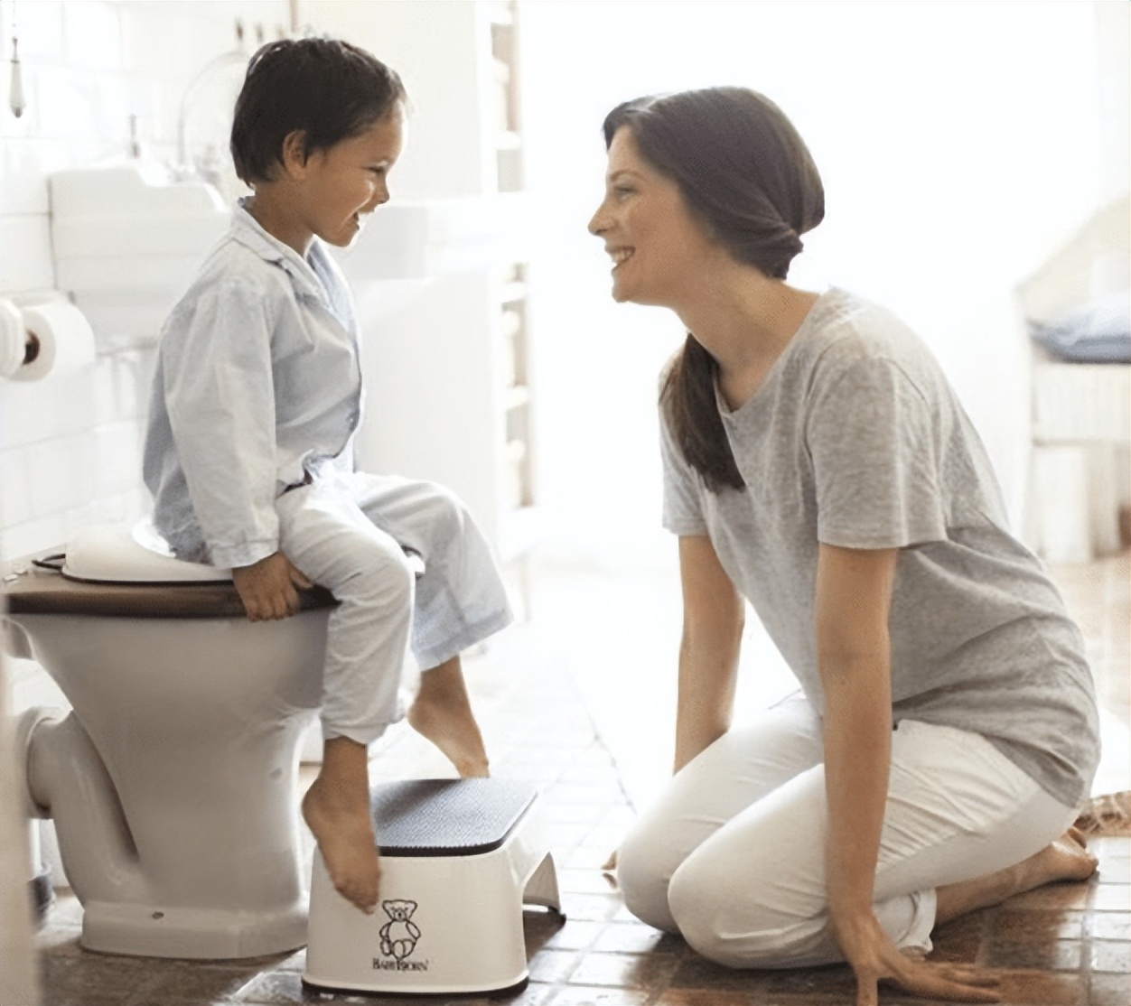如何引导孩子戒掉尿不湿学会自主如厕？