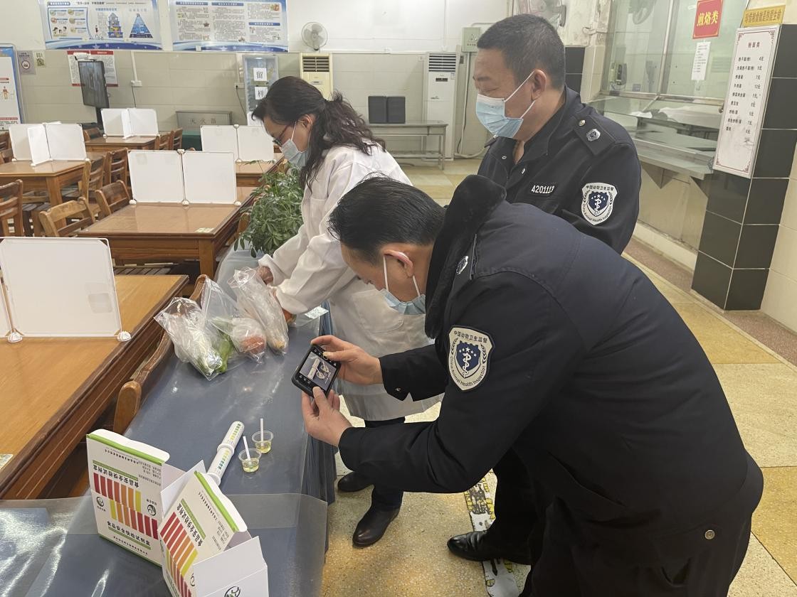 武漢市青山區(qū)快檢車開進轄區(qū)職工食堂開展新年食品安全“第一測”