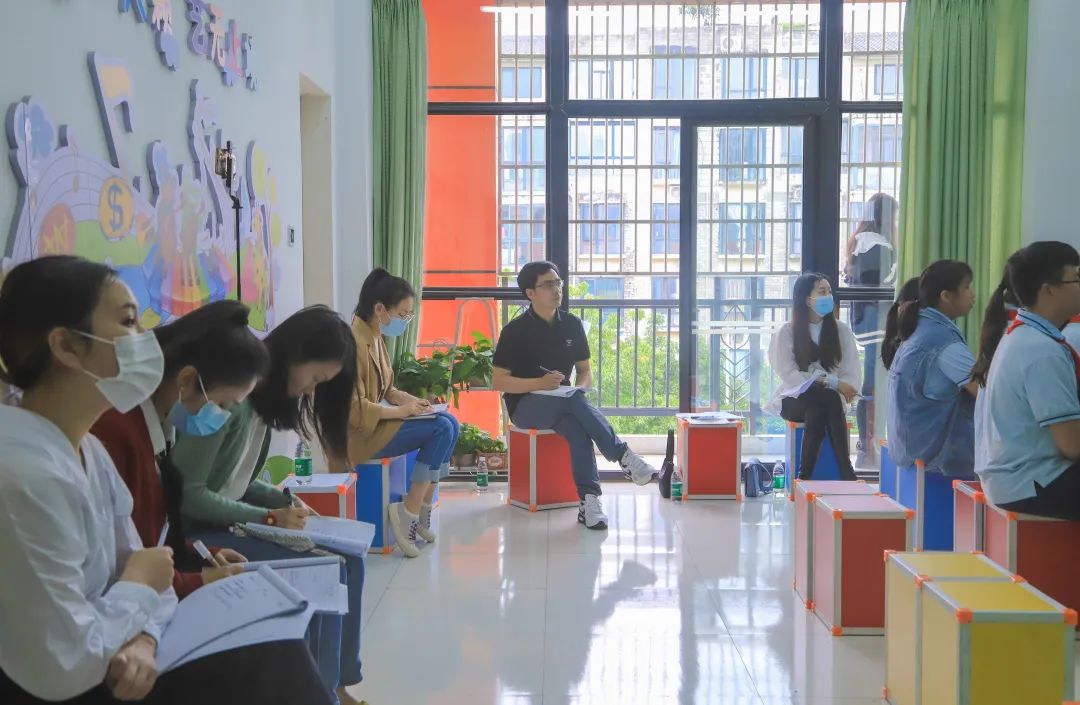 天府新区谙律工作坊和V7工作坊在南湖小学举行联合教学研讨活动