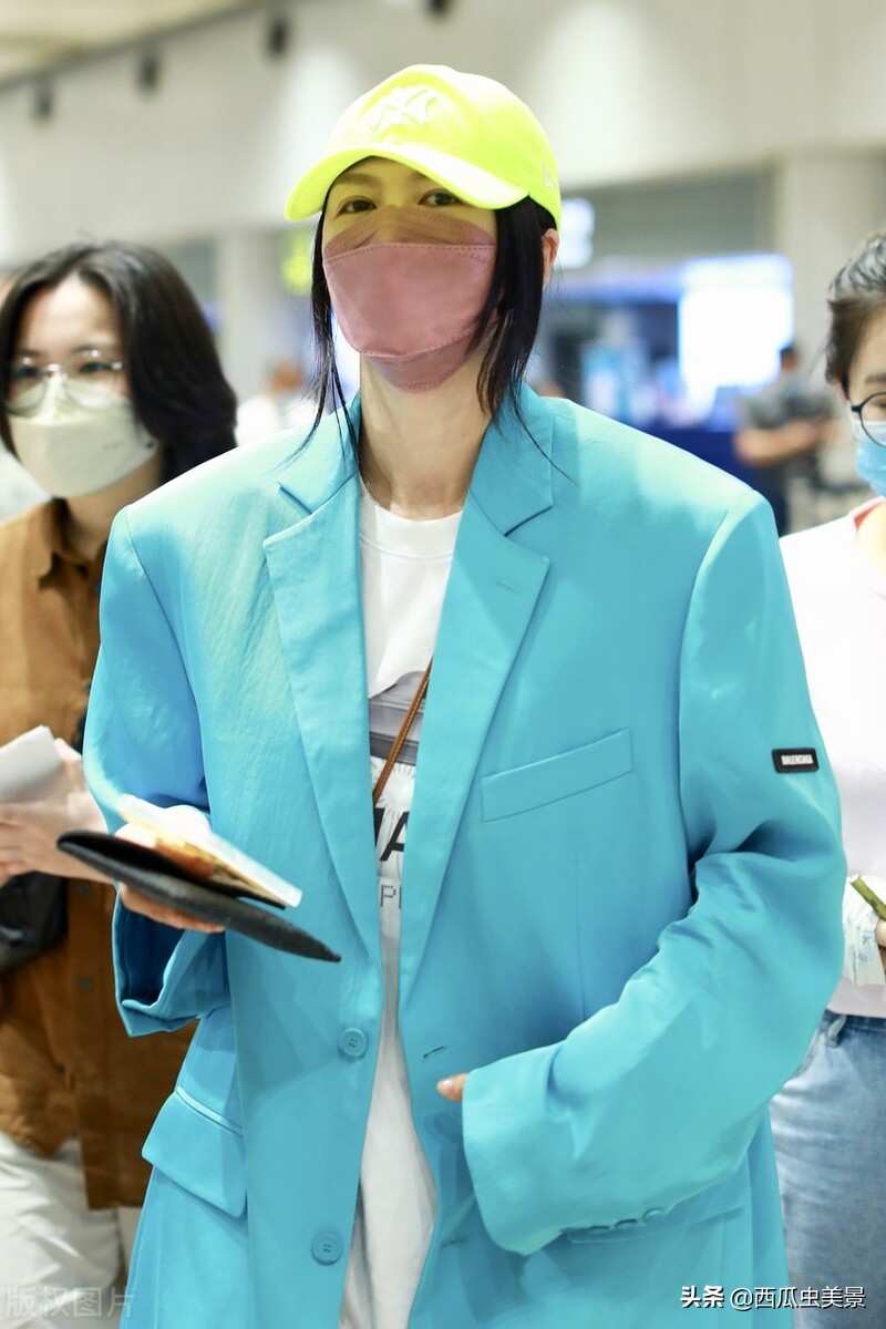 谭维维现身北京机场，湖蓝色西服个性靓眼
