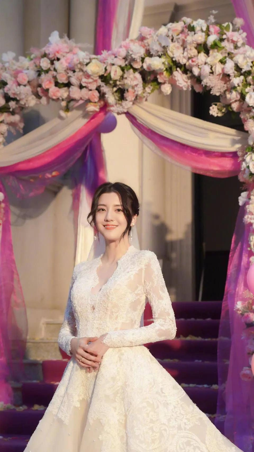 吴千语的婚纱造型好美，温柔可人，高贵典雅