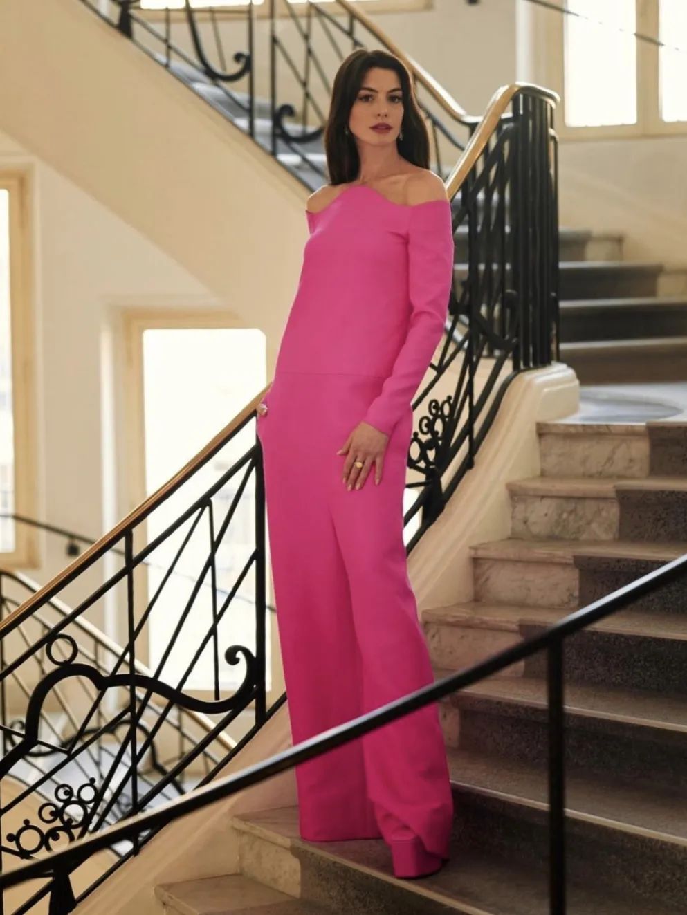 爱她公主般美丽的外貌，更爱她女王般强大的内核