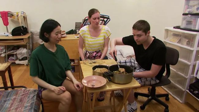 纽约女子22年不买衣服，捡来的袜子穿到透明，13年抠出一套房