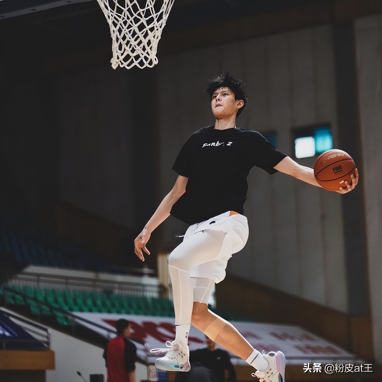 首钢为什么打nba(19岁场均3.8分，曾凡博为何着急参加NBA选秀？要从他与首钢队说起)