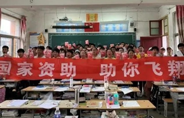 双胞胎姐妹同时考上大学，15年没买过新衣服，全穿亲友资助的旧装