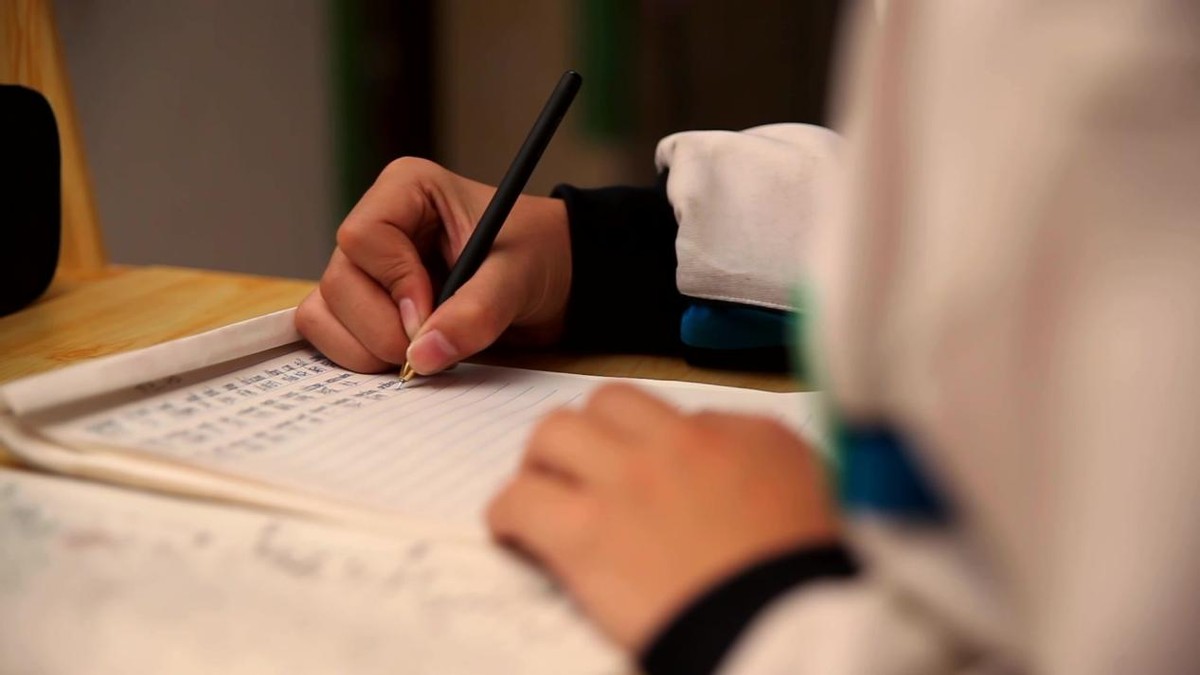 独生女曹茜留学失联17年，父母离世也不回家，怨恨父母控制欲太强