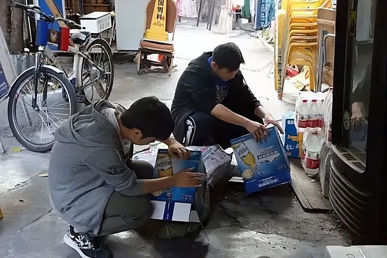 24岁学霸离世捐献5器官，丧子后第10天，父亲回老家工地搬砖