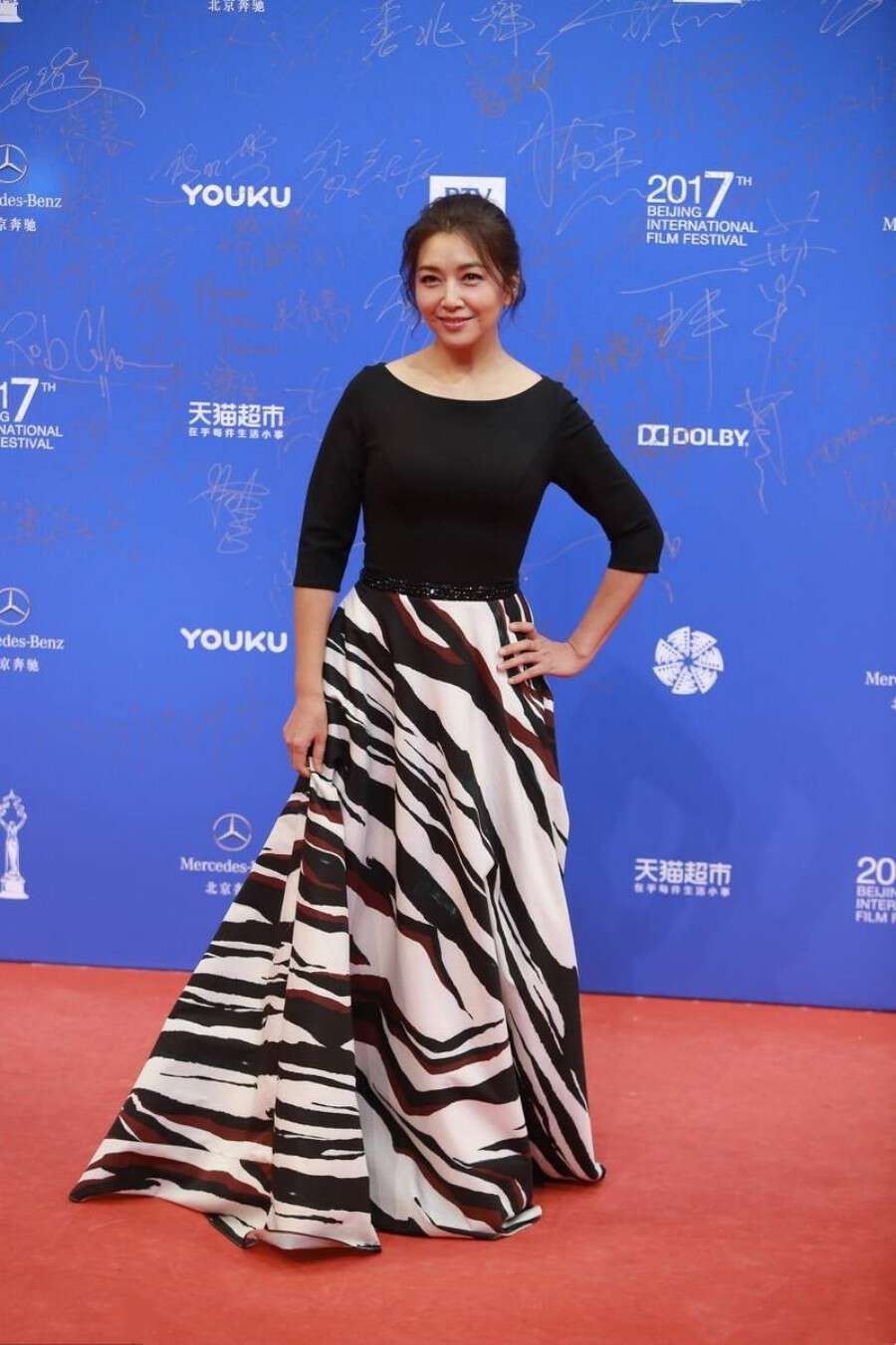 被56岁的江珊惊艳了：发型蓬松，衣着休闲，如邻家姐姐不显老