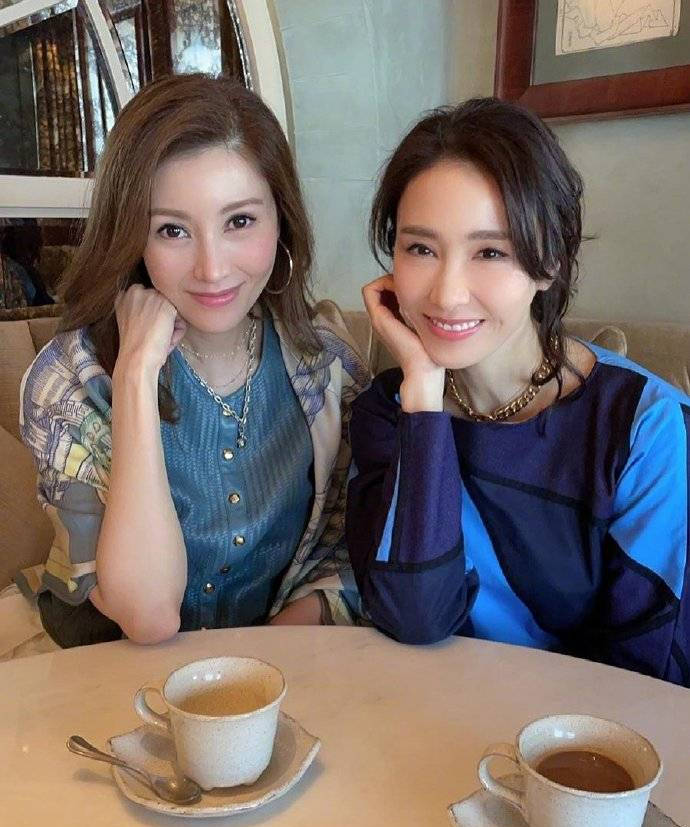 黎姿晒合照为李嘉欣庆祝生日 好姐妹聚会开心同框