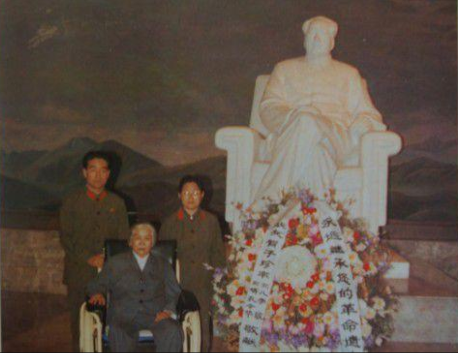 李敏去看望贺子珍后，捎回来个礼物，毛泽东拆开：你妈妈心思细腻