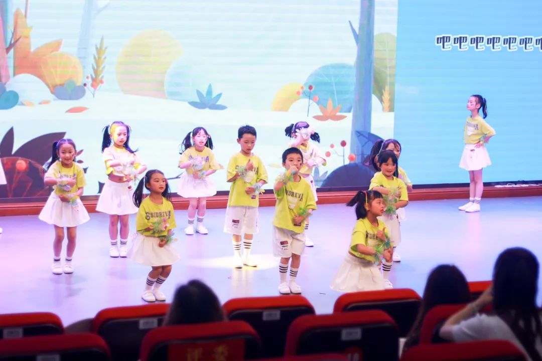 天府新区华阳实验小学举行“童星耀五月·艺术绽花开”群舞比赛