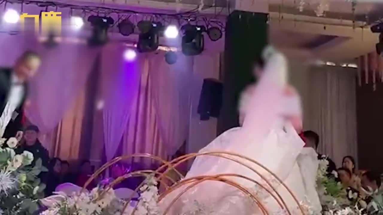 恶俗“婚闹”何时休，新郎结婚走红毯被朋友往衣领灌酒