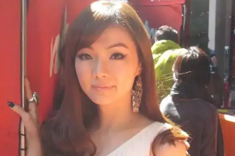 2017年，猪哥亮去世，生前背上数亿赌债，与女儿谢金燕互曝丑闻