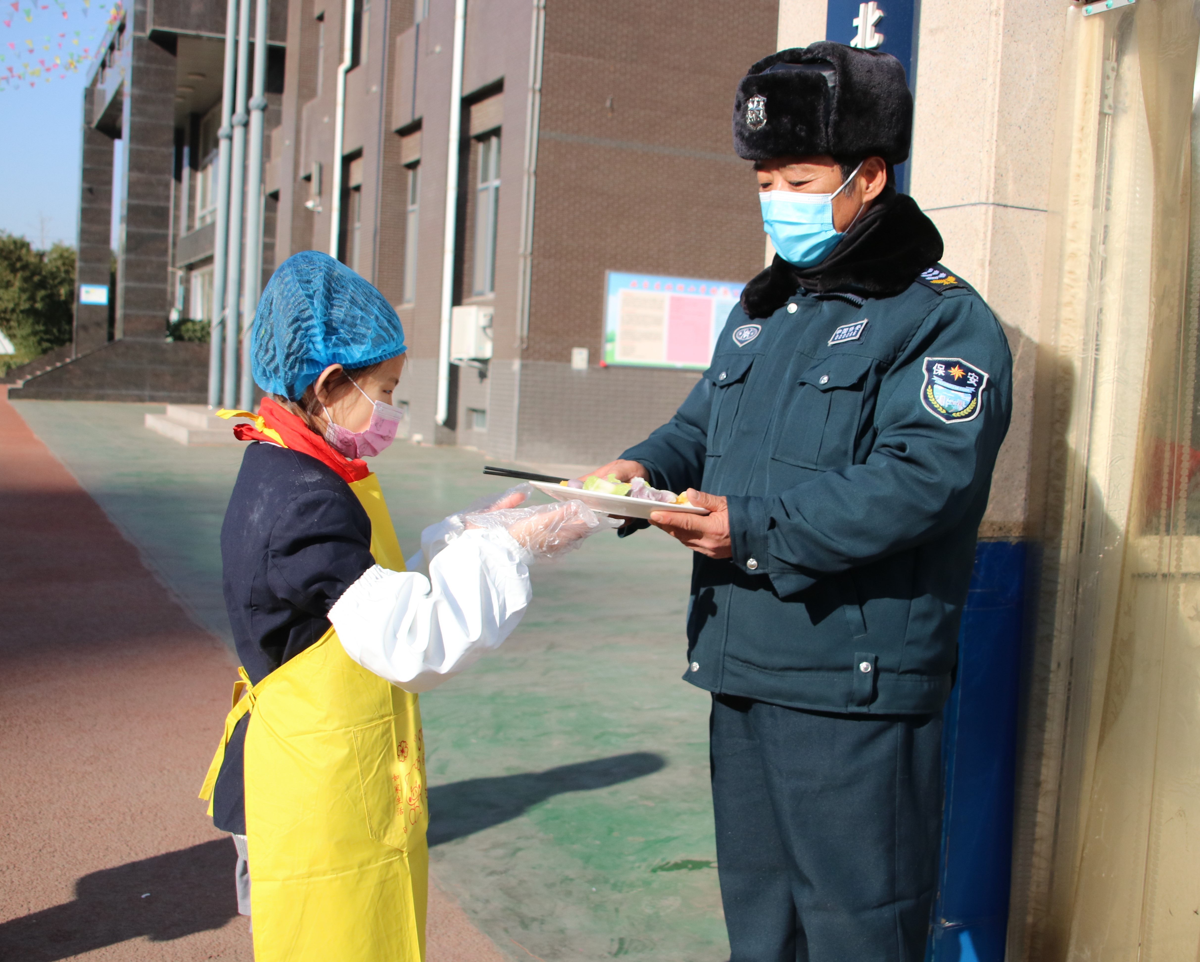 “手拉手共促成长 心连心传递温暖”——邯郸北湖小学举行我是快乐小帮厨暨包饺子送温暖活动