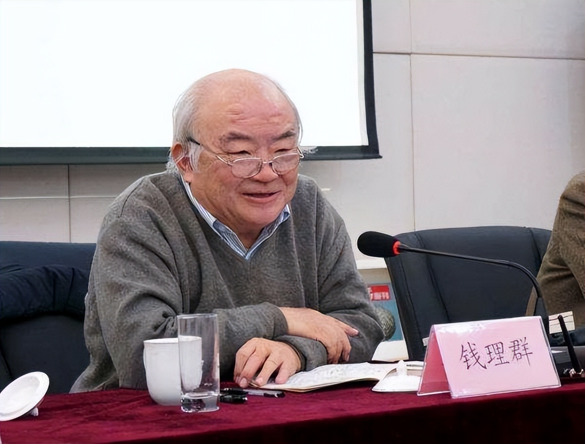 “唐山打人”事件后，一大学生为其辩解，校方处分后认怂道歉