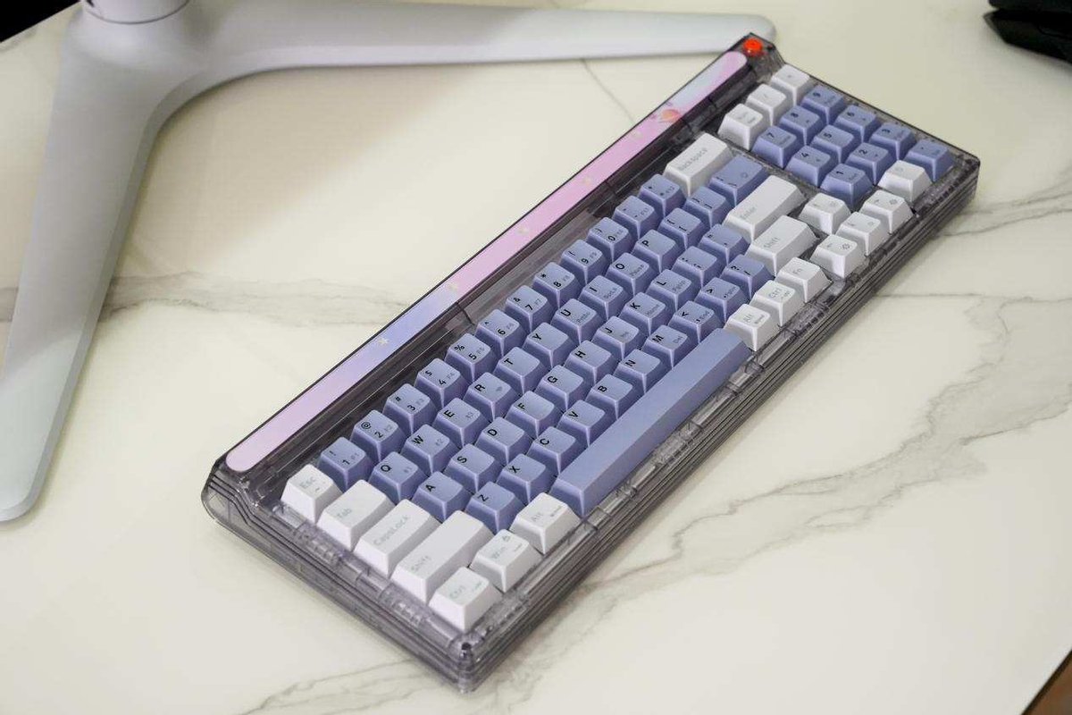 透明设计配合RGB灯效有多好看？新贵GM780三模机械键盘成桌搭新宠